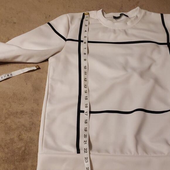 BLACK & White polyester sweatshirt. Ladies large - Picture 3 of 7